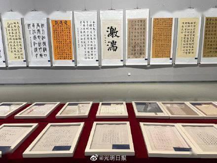 应对降温降雪天气  重庆机场给飞机“洗澡”